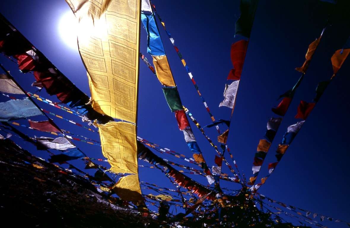 Blue_sky_prayer_flags_TIBET